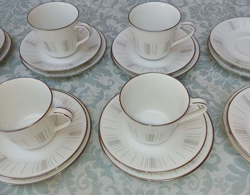A VINTAGE NORITAKE JAPAN ISABELA 201511 10 X TRIOS, 2 EXTRA SIDE PLATES, 2 EXTRA SAUCERS AND DESE