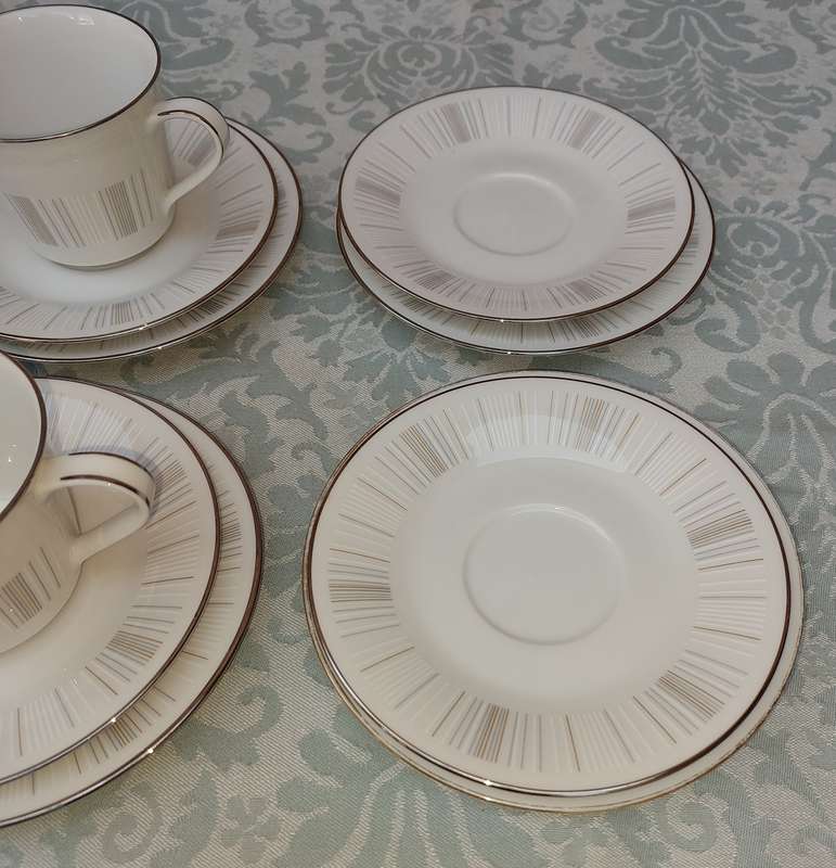 A VINTAGE NORITAKE JAPAN ISABELA 201511 10 X TRIOS, 2 EXTRA SIDE PLATES, 2 EXTRA SAUCERS AND DESE