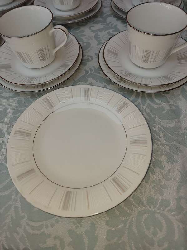 A VINTAGE NORITAKE JAPAN ISABELA 201511 10 X TRIOS, 2 EXTRA SIDE PLATES, 2 EXTRA SAUCERS AND DESE