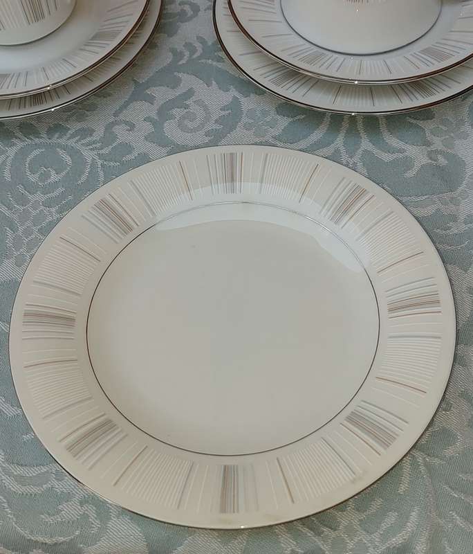 A VINTAGE NORITAKE JAPAN ISABELA 201511 10 X TRIOS, 2 EXTRA SIDE PLATES, 2 EXTRA SAUCERS AND DESE