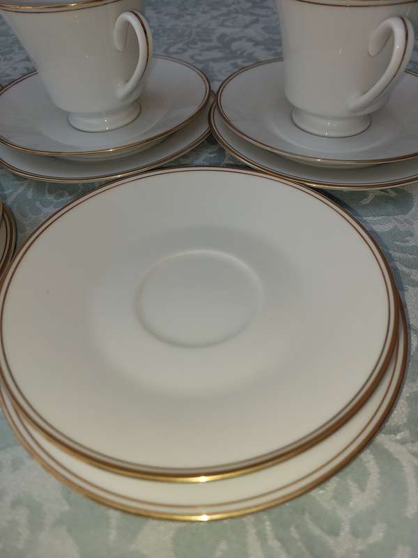 A VINTAGE RC SRI LANKA SET OF 4 CUPS AND SAUCERS WITH SIDE PLATES