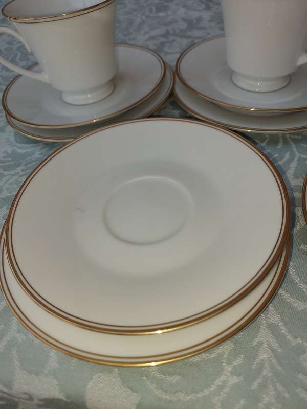 A VINTAGE RC SRI LANKA SET OF 4 CUPS AND SAUCERS WITH SIDE PLATES