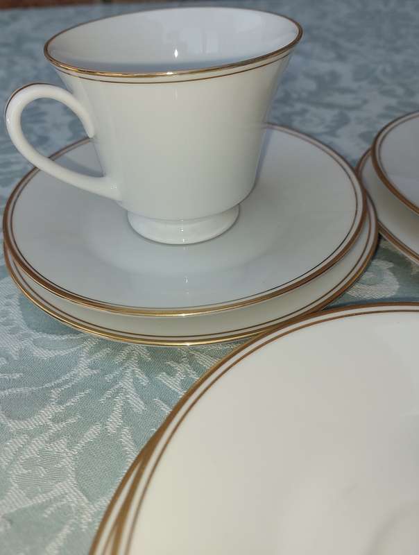 A VINTAGE RC SRI LANKA SET OF 4 CUPS AND SAUCERS WITH SIDE PLATES