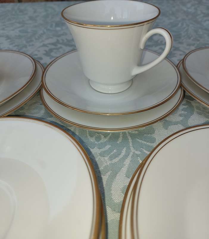 A VINTAGE RC SRI LANKA SET OF 4 CUPS AND SAUCERS WITH SIDE PLATES