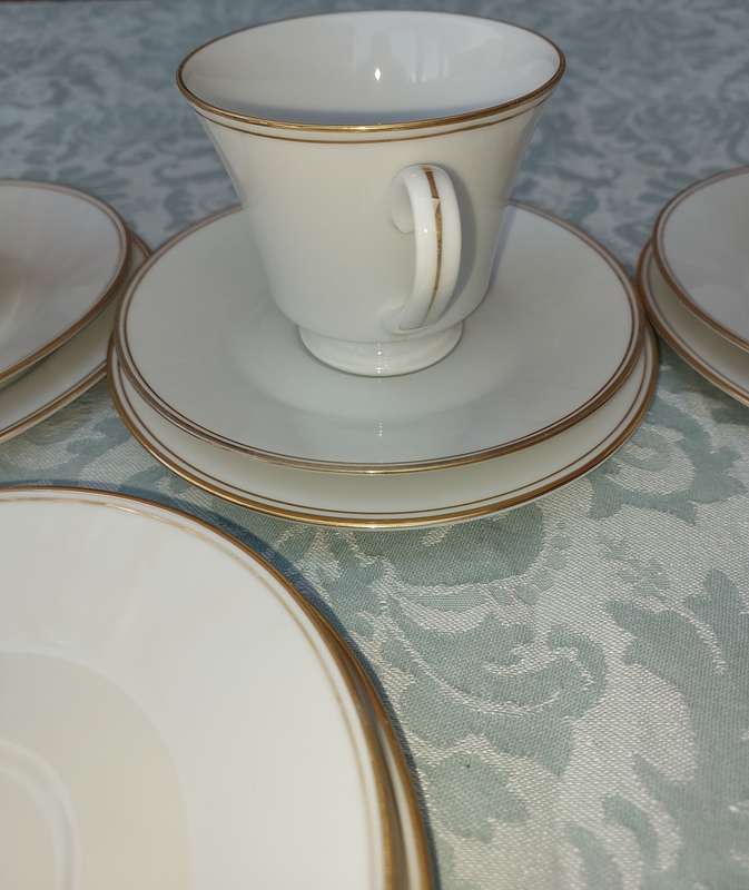 A VINTAGE RC SRI LANKA SET OF 4 CUPS AND SAUCERS WITH SIDE PLATES