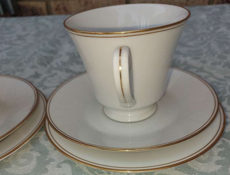 A VINTAGE RC SRI LANKA SET OF 4 CUPS AND SAUCERS WITH SIDE PLATES
