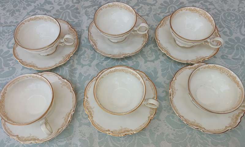 A SET OF SIX ART DECOR VINTAGE TEACUPS AND SAUCERS