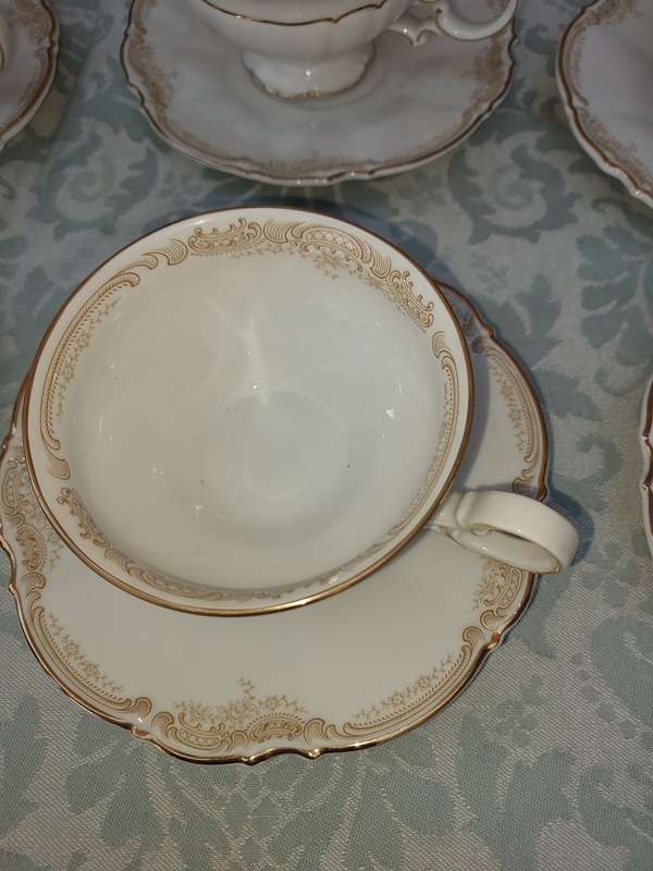 A SET OF SIX ART DECOR VINTAGE TEACUPS AND SAUCERS