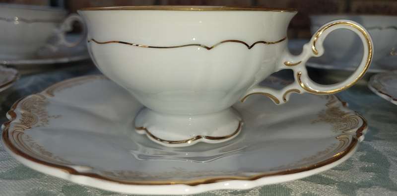 A SET OF SIX ART DECOR VINTAGE TEACUPS AND SAUCERS
