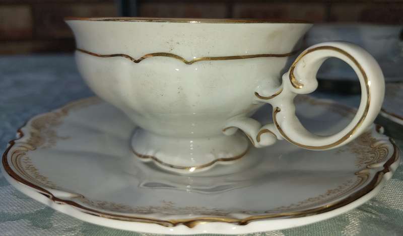A SET OF SIX ART DECOR VINTAGE TEACUPS AND SAUCERS