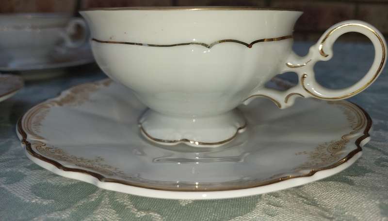 A SET OF SIX ART DECOR VINTAGE TEACUPS AND SAUCERS