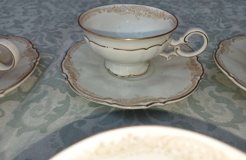A SET OF SIX ART DECOR VINTAGE TEACUPS AND SAUCERS