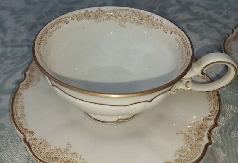 A SET OF SIX ART DECOR VINTAGE TEACUPS AND SAUCERS