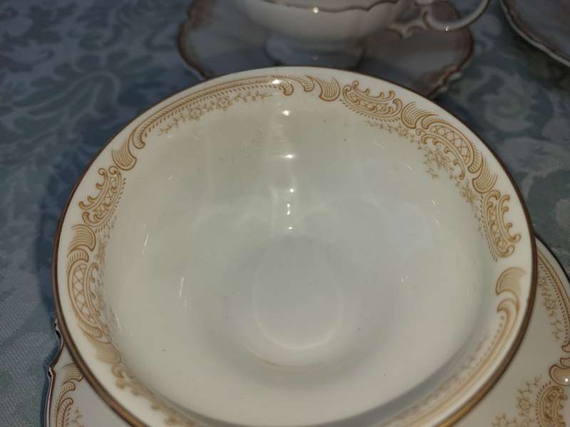 A SET OF SIX ART DECOR VINTAGE TEACUPS AND SAUCERS