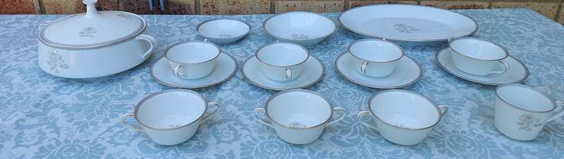 A VINTAGE COLLECTION OF 16 NORITAKE JAPAN BLAIR ROSES 6519 SOLD AS IS