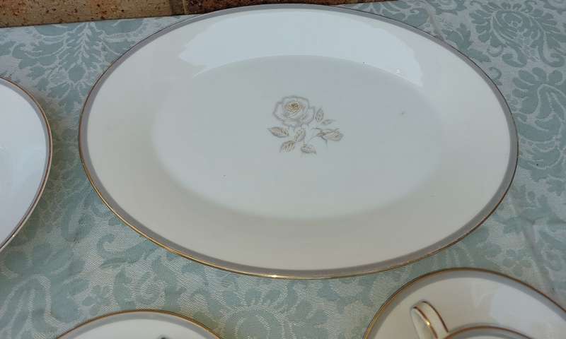 A VINTAGE COLLECTION OF 16 NORITAKE JAPAN BLAIR ROSES 6519 SOLD AS IS