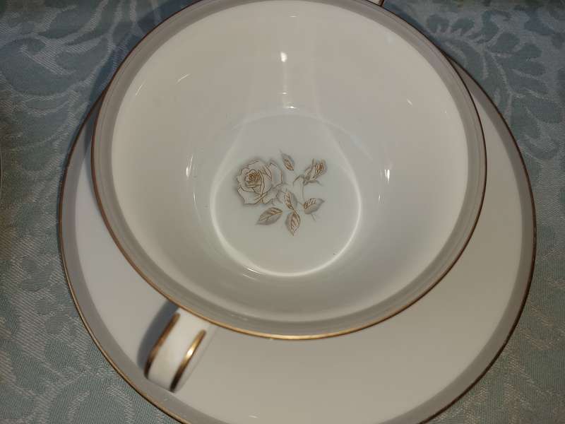 A VINTAGE COLLECTION OF 16 NORITAKE JAPAN BLAIR ROSES 6519 SOLD AS IS