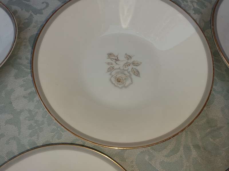 A VINTAGE COLLECTION OF 16 NORITAKE JAPAN BLAIR ROSES 6519 SOLD AS IS
