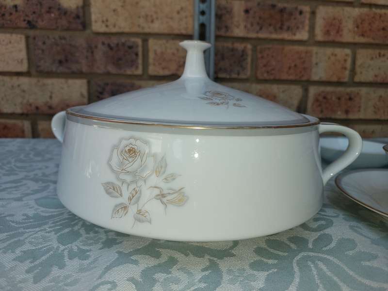 A VINTAGE COLLECTION OF 16 NORITAKE JAPAN BLAIR ROSES 6519 SOLD AS IS