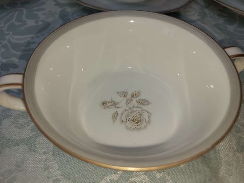 A VINTAGE COLLECTION OF 16 NORITAKE JAPAN BLAIR ROSES 6519 SOLD AS IS
