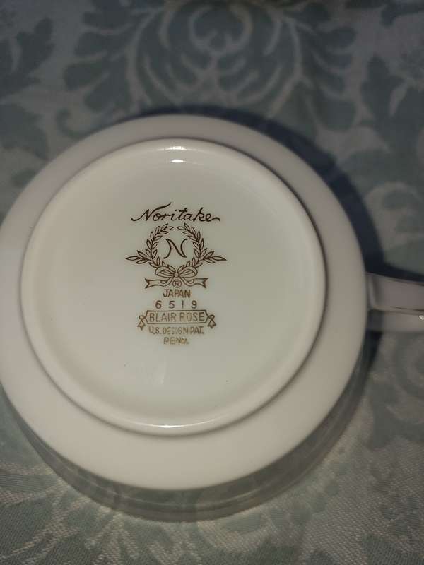 A VINTAGE COLLECTION OF 16 NORITAKE JAPAN BLAIR ROSES 6519 SOLD AS IS