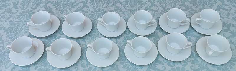 A VINTAGE SET OF 12 TEACUPS AND SAUCERS