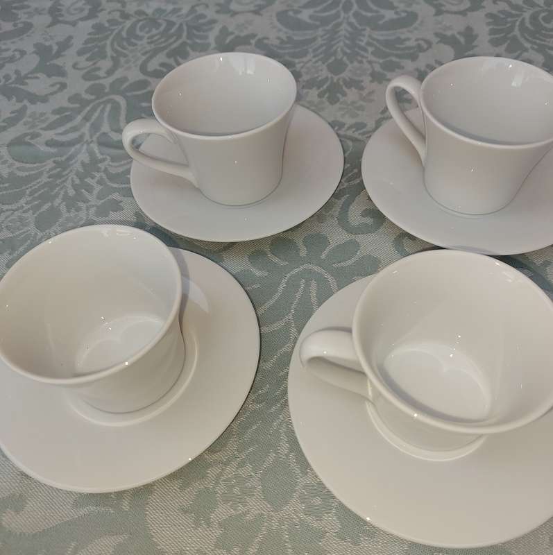 A VINTAGE SET OF 12 TEACUPS AND SAUCERS