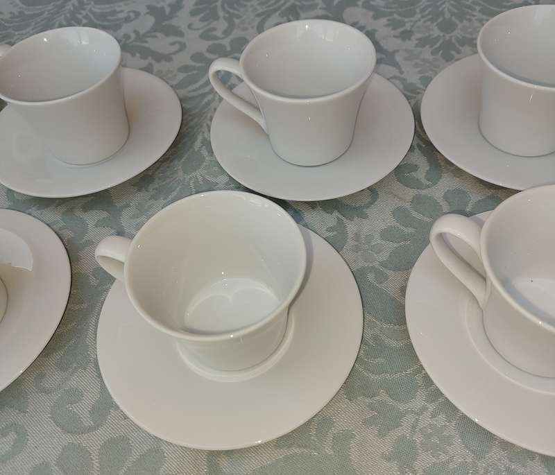 A VINTAGE SET OF 12 TEACUPS AND SAUCERS