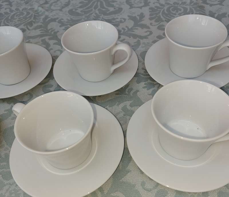 A VINTAGE SET OF 12 TEACUPS AND SAUCERS
