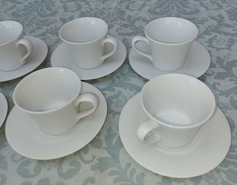A VINTAGE SET OF 12 TEACUPS AND SAUCERS