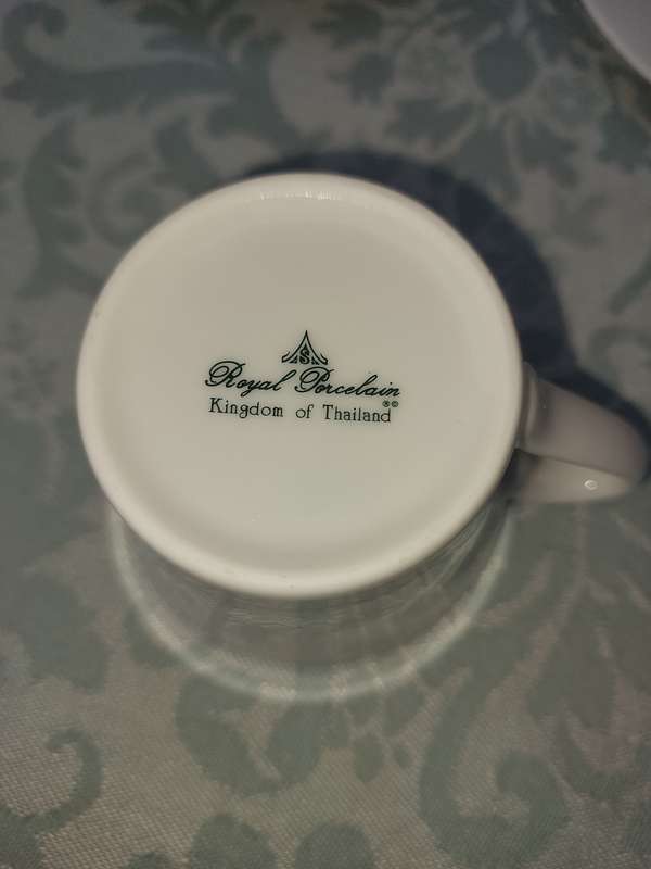 A VINTAGE SET OF 12 TEACUPS AND SAUCERS