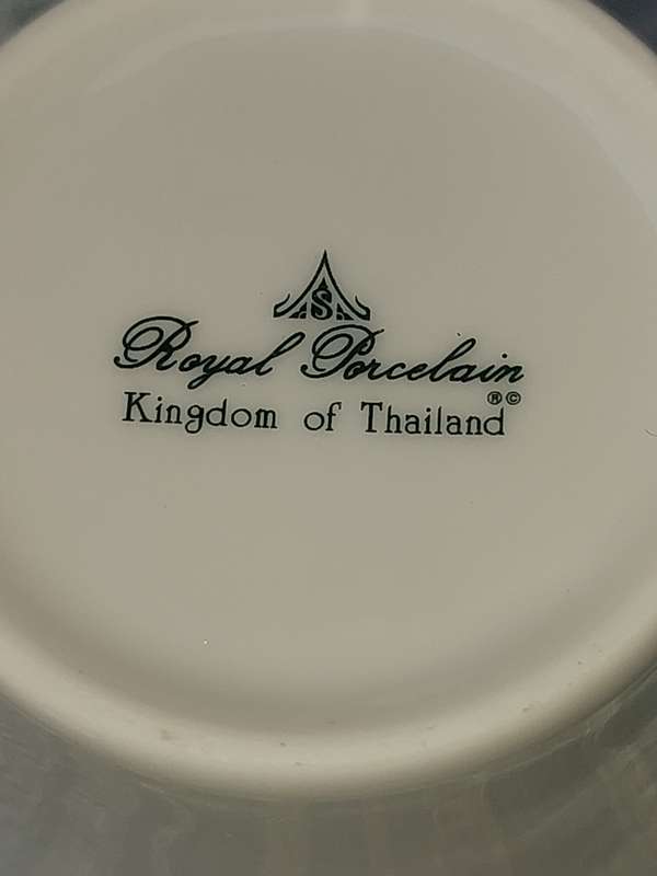 A VINTAGE SET OF 12 TEACUPS AND SAUCERS