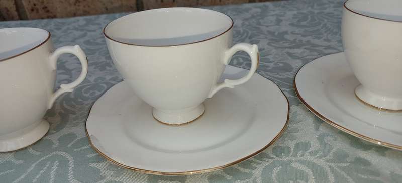 A VINTAGE LOT OF 4 CUPS AND TWO SIDE PLATES BY BONE CHINA G178 QUEEN ANNE