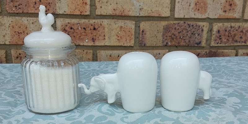 A COLLECTION OF ART  DECOR SUGAR JAR WITH A PORCELAN ROOSTER AND A SALT AND PEPPER DISPENSER WITH A