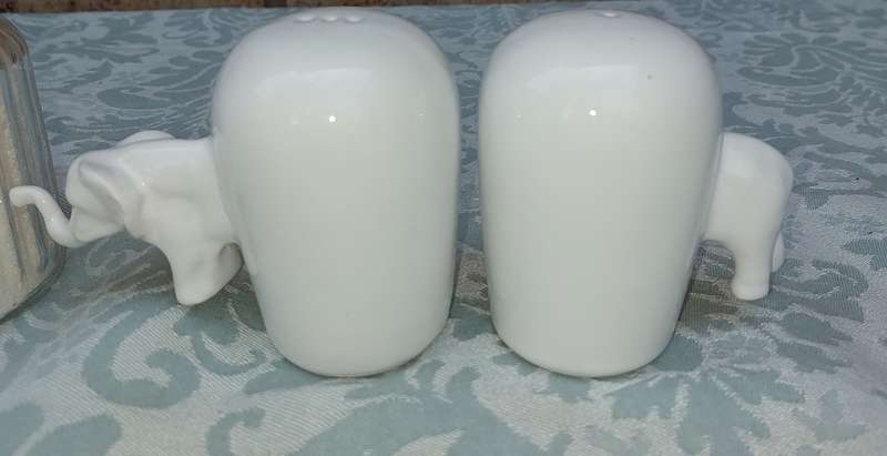 A COLLECTION OF ART  DECOR SUGAR JAR WITH A PORCELAN ROOSTER AND A SALT AND PEPPER DISPENSER WITH A