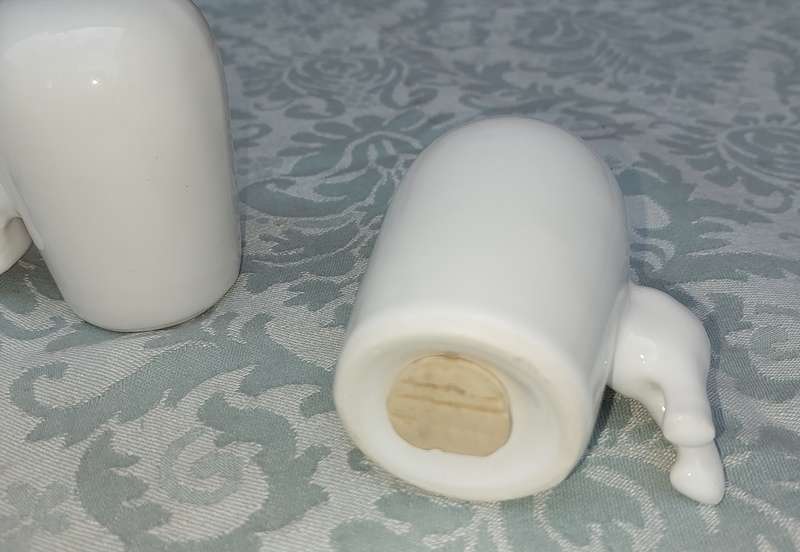 A COLLECTION OF ART  DECOR SUGAR JAR WITH A PORCELAN ROOSTER AND A SALT AND PEPPER DISPENSER WITH A