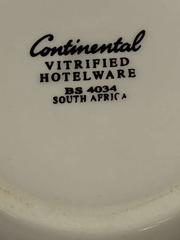 A COLLECTION OF PORCELAIN CROCKERY SOLD AS IS
