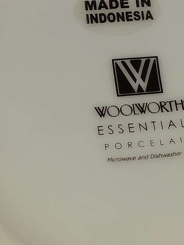 A COLLECTION OF PORCELAIN CROCKERY SOLD AS IS