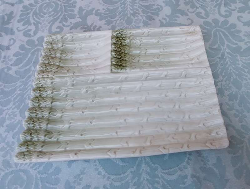 A VINTAGE ITALIAN PORCELAIN ESPARAGUS DESIGN PLATTER SOLD AS IS