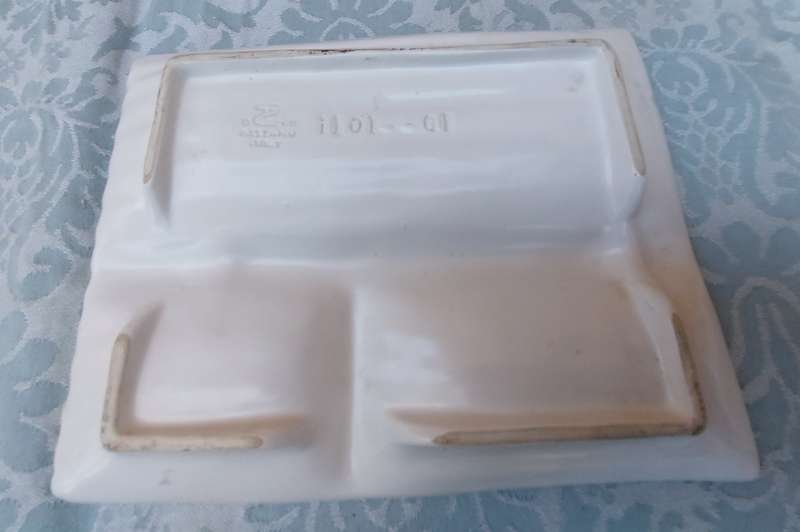 A VINTAGE ITALIAN PORCELAIN ESPARAGUS DESIGN PLATTER SOLD AS IS