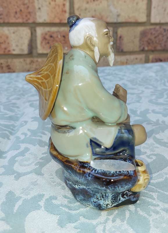 A VINTAGE CHINESE PORCELAIN POTTERY OLD FISHERMAN