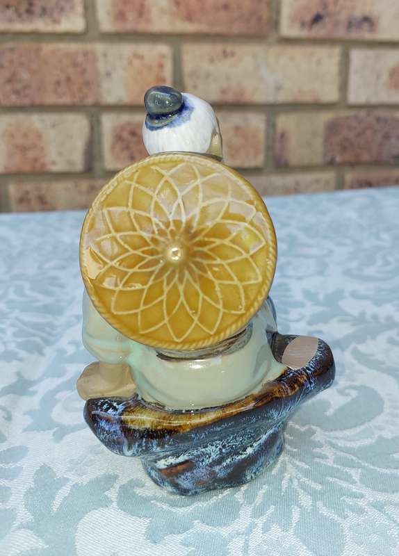 A VINTAGE CHINESE PORCELAIN POTTERY OLD FISHERMAN