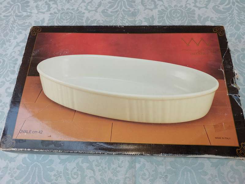 AN OVEN PROOF VELITINA PORCELAIN OVAL DISH SOLD AS IS