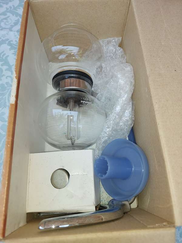 A VINTAGE HARIO COFFEE SYPHON COMPLETE IN ORIGINAL BOX SOLD AS IS