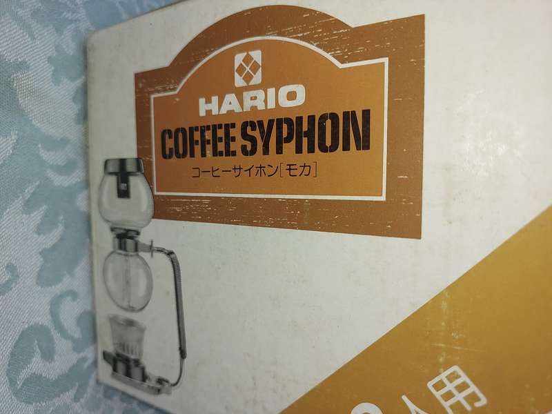 A VINTAGE HARIO COFFEE SYPHON COMPLETE IN ORIGINAL BOX SOLD AS IS