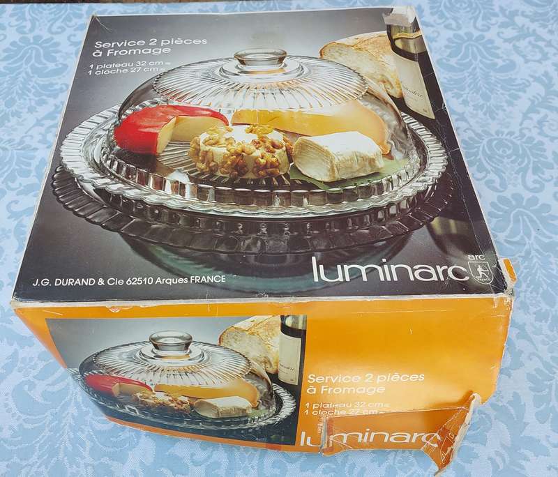 A VINTAGE LUMINARC GLASS SERVICE 2 PIECE A FROMAGE SOLD AS IS