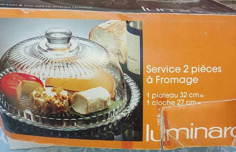 A VINTAGE LUMINARC GLASS SERVICE 2 PIECE A FROMAGE SOLD AS IS