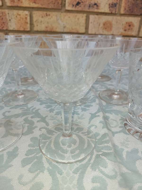 A BULK COLLECTION WINE AND COCKTAIL GLASSES SOLD AS IS