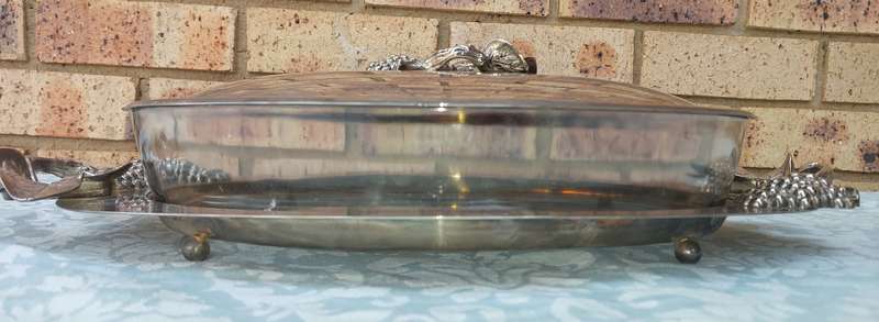 A VINTAGE CAROL BOYES STYLE ALLUMINIUM ALLOY SERVING PLATTER WIYH AND OVEN PROOF PLATTER SOLD AS IS
