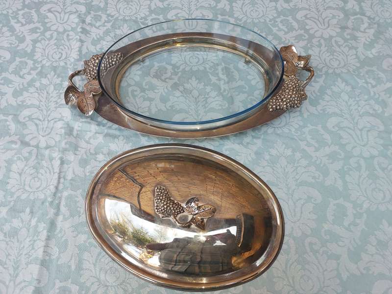 A VINTAGE CAROL BOYES STYLE ALLUMINIUM ALLOY SERVING PLATTER WIYH AND OVEN PROOF PLATTER SOLD AS IS